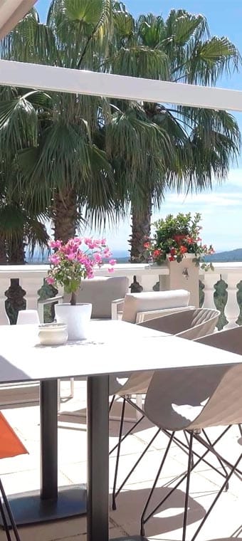 Terrasse extérieure aménagée pour un séminaire