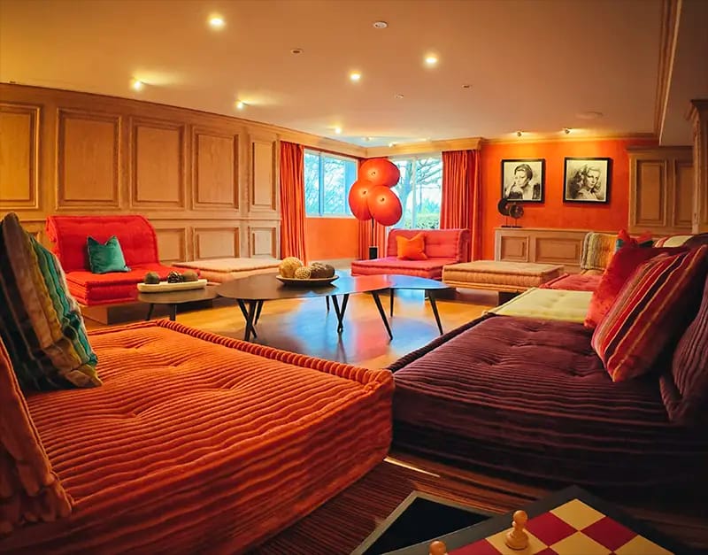 Salon de la maison aménagé pour un séminaire