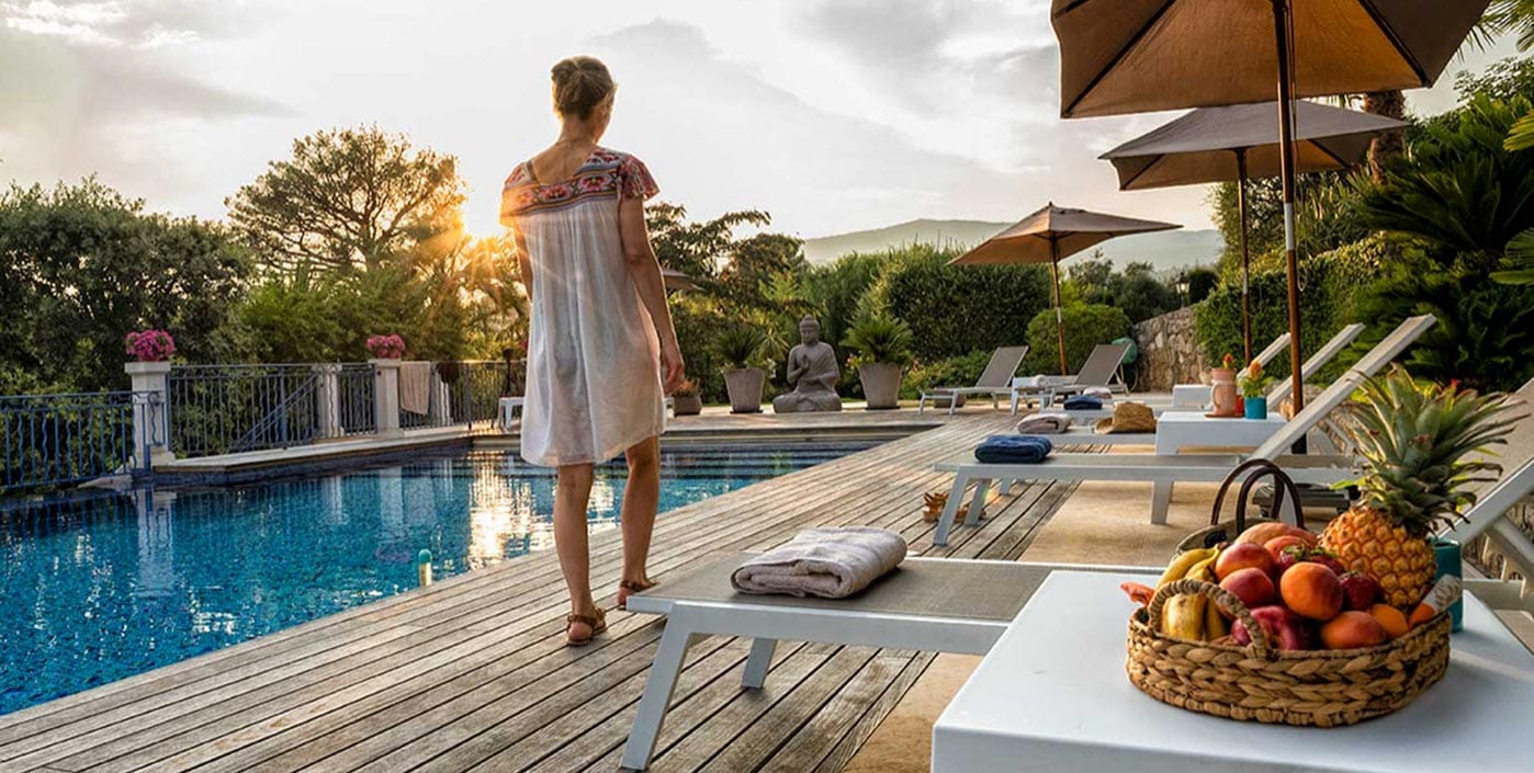 Ambiance au bord de la piscine de Terre de Rêve au coucher du soleil