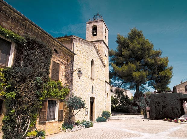 La place et l’église du village du Rouret, en Provence